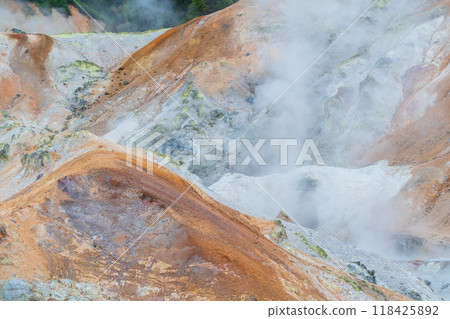 伴隨著火山煙霧的地獄谷 118425892