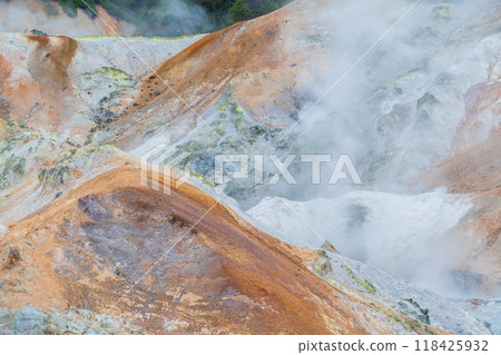 伴隨著火山煙霧的地獄谷 伴隨著火山煙霧的地獄谷 118425932
