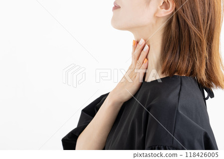 摀著喉嚨的女人 118426005