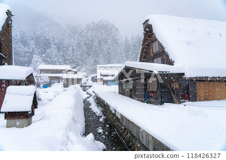 [World Heritage] Heavy snowfall in Shirakawa-go [Gifu Prefecture] 118426327