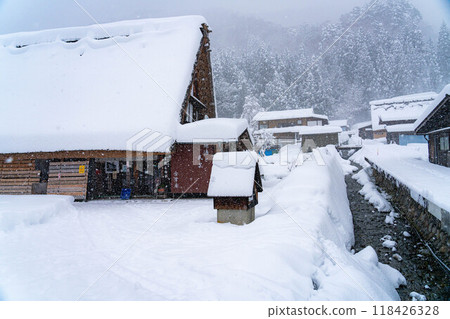 [World Heritage] Heavy snowfall in Shirakawa-go [Gifu Prefecture] 118426328