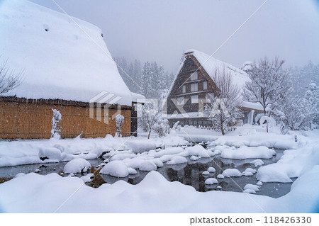 [World Heritage] Heavy snowfall in Shirakawa-go [Gifu Prefecture] 118426330