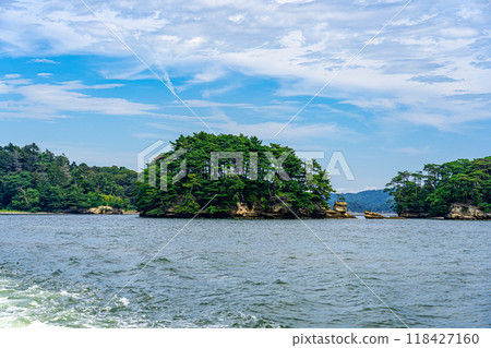 I went on a solo trip to Sendai and toured the islands of Matsushima Bay on a sightseeing boat. The weather was great and I felt great. 118427160
