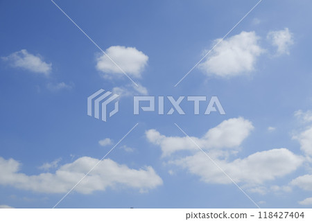 秋天柔和的光線、藍天和雲彩 118427404