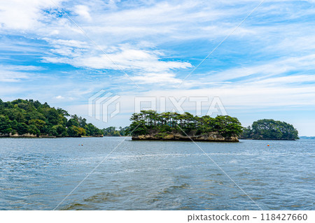I took a sightseeing boat tour around Matsushima Bay on a solo trip to Sendai, and the weather was great, making it a fantastic trip. 118427660
