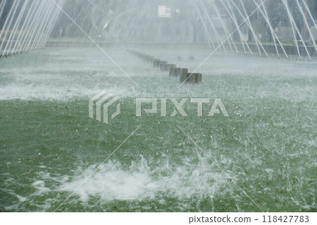 水從噴泉濺落 水從噴泉濺落 118427783