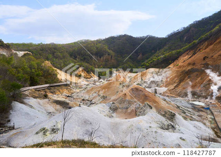 [Noboribetsu] Jigokudani with exposed rock faces and walking trails 118427787