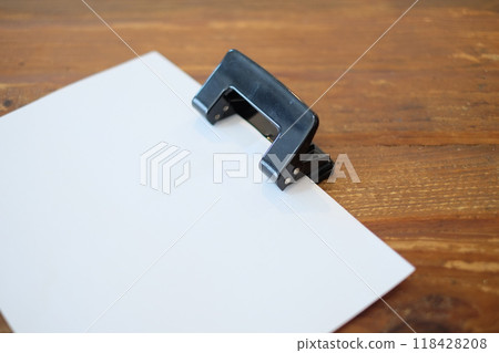  Hole punch 118428208