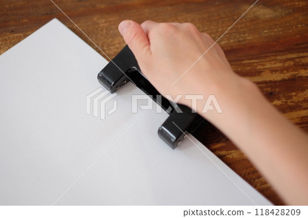  Hole punch 118428209