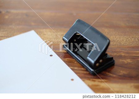  Hole punch 118428212