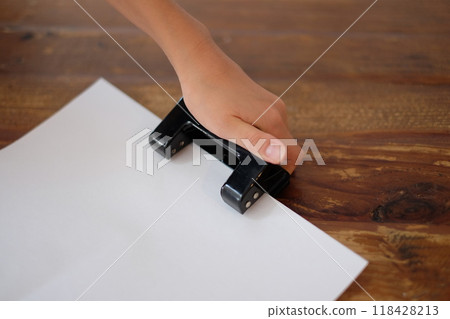  Hole punch 118428213