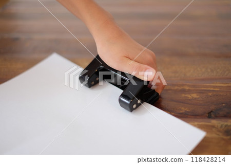  Hole punch 118428214