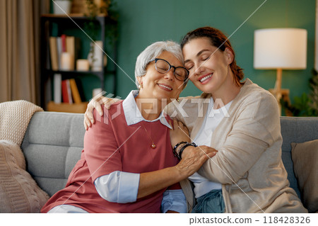 mother and her adult daughter mother and her adult daughter 118428326