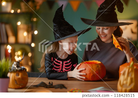 Happy family preparing for Halloween. 118428515