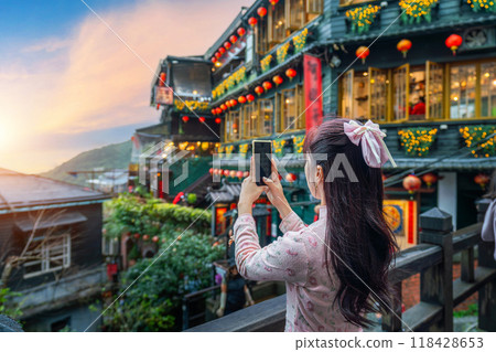 Tourist taking a photo at jiufen old street,Taiwan. 118428653