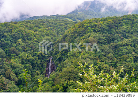 一個人去仙台旅行時，從藏王回音線的瀑布觀景台上可以看到三溪瀑布。 118429099