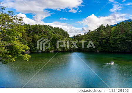 一個人到福島旅行時，裡磐梯五色沼的毗沙門沼風景 118429102