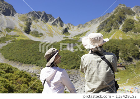 兩個人看著壯麗的山景 118429152