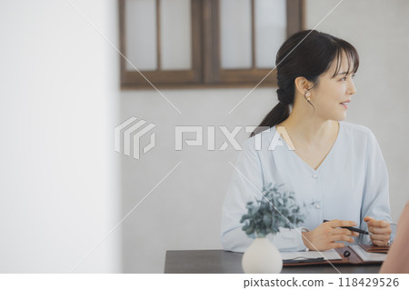 一個女人在開會 一個女人在開會 118429526