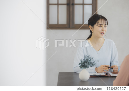 一個女人在開會 一個女人在開會 118429527