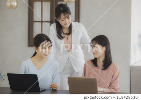 A woman having a meeting 118429530