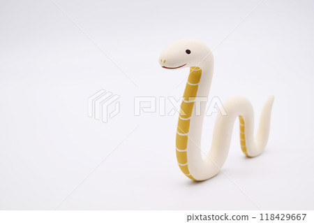 白色背景上的蛇裝飾品蛇年新年賀卡材料 白色背景上的蛇裝飾品蛇年新年賀卡材料 118429667