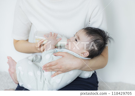 一名婦女給嬰兒餵奶 一名婦女給嬰兒餵奶 118429705