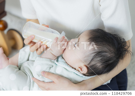 一名婦女給嬰兒餵奶 118429706