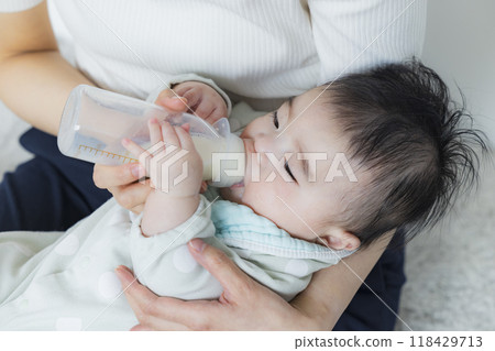 一名婦女給嬰兒餵奶 118429713