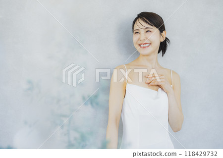 穿著婚紗的年輕女子 118429732