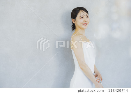 穿著婚紗的年輕女子 穿著婚紗的年輕女子 118429744