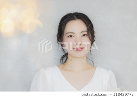 穿著婚紗的年輕女子 118429772