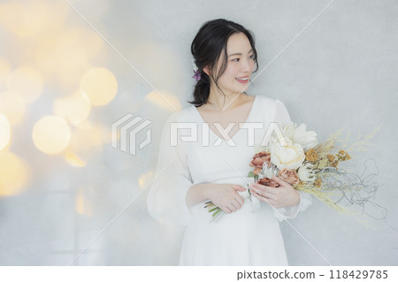 穿著婚紗的年輕女子 118429785