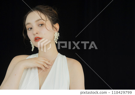 穿著婚紗的年輕女子 118429799