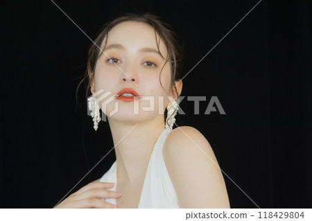 穿著婚紗的年輕女子 118429804