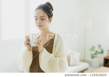 一個女人喝熱飲料 118429820