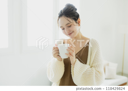 一個女人喝熱飲料 118429824