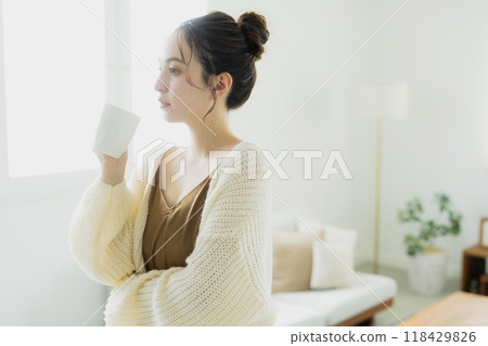 一個女人喝熱飲料 118429826