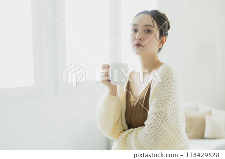 一個女人喝熱飲料 118429828