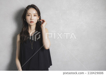 long hair woman 118429886