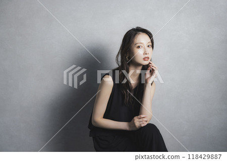 long hair woman 118429887