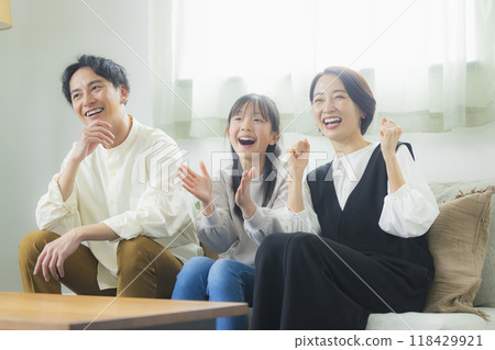 Happy family images 118429921