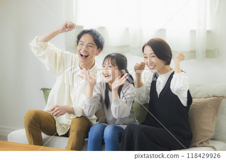 一家人的有趣形象 118429926