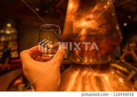 在酒吧喝威士忌 在酒吧喝威士忌 118430016