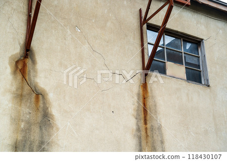 Cracks in the wall 118430107