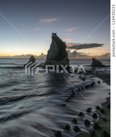 A small island bathed in the morning sun 118430233
