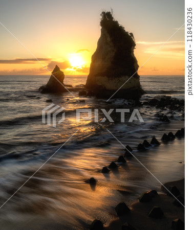 A small island bathed in the morning sun 118430236