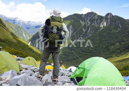 登山者欣賞壯麗的山景 118430404