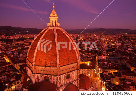 從義大利托斯卡納佛羅倫薩的世界遺產喬托鐘樓欣賞大教堂圓屋頂的夜景 118430662