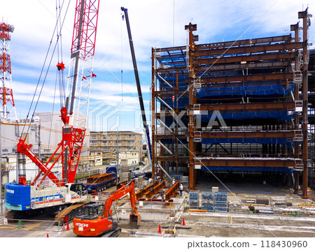 有大型起重機在運作的建築工地 118430960